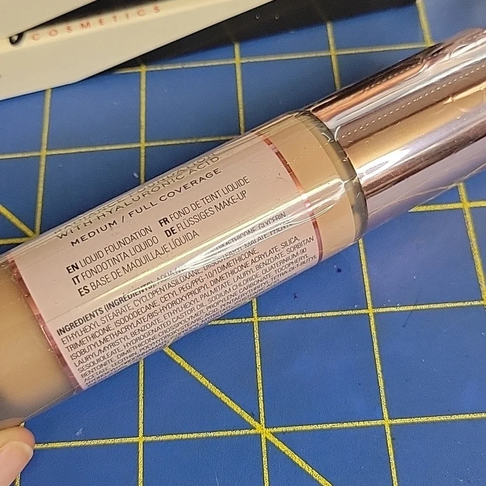 Revolution Conceal & Hydrate Foundation - Medium F10 Cream 23ml New